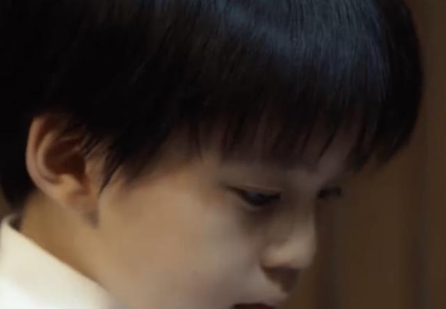 小西装|在你“玩泥巴”的年纪,人家钢琴已经过十级,这就是努力的意义