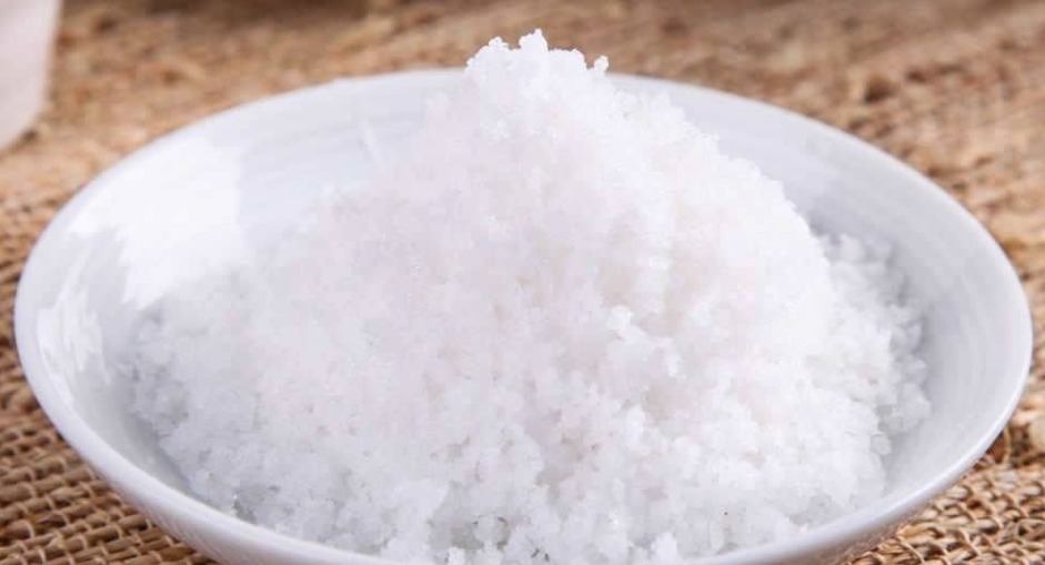 特别好用的煎鱼小技巧，烧热油之后加点料，鱼不粘锅，好看又好吃