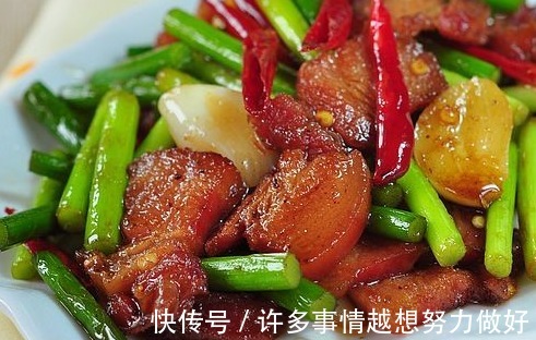 炒蒜苔时，切好了别直接炒！30年大厨教你一招，蒜苔青翠还入味儿