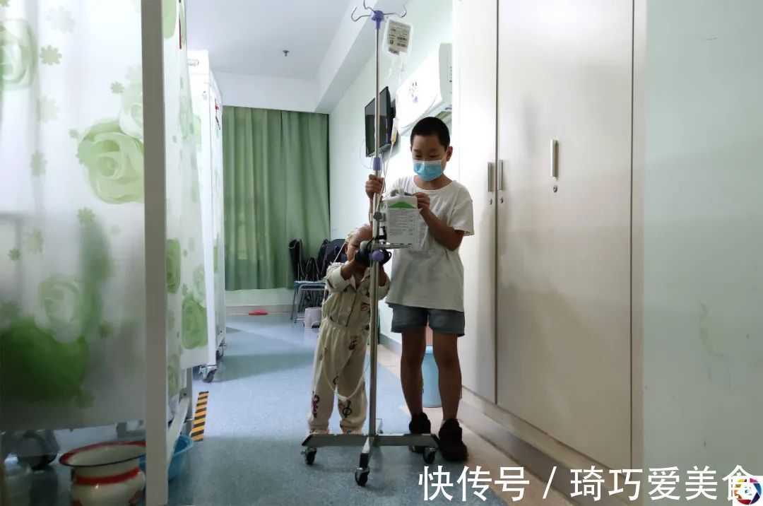 母亲|病房里,10岁哥哥暑假帮妈妈照顾患病的妹妹,看了让人心疼