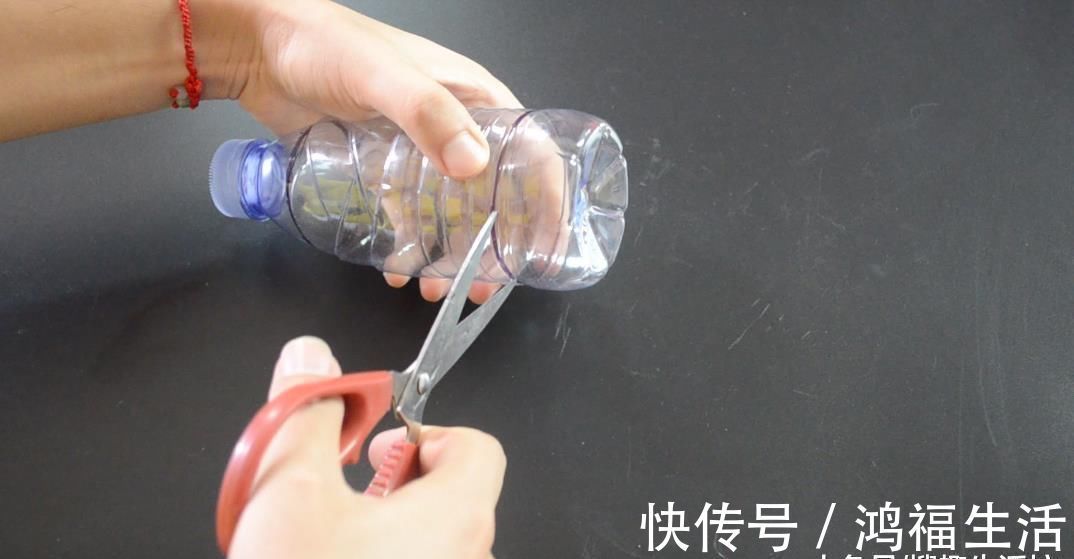 烦恼|擀面杖上套一个塑料瓶, 放在厨房太实用了, 解决了很多人的烦恼