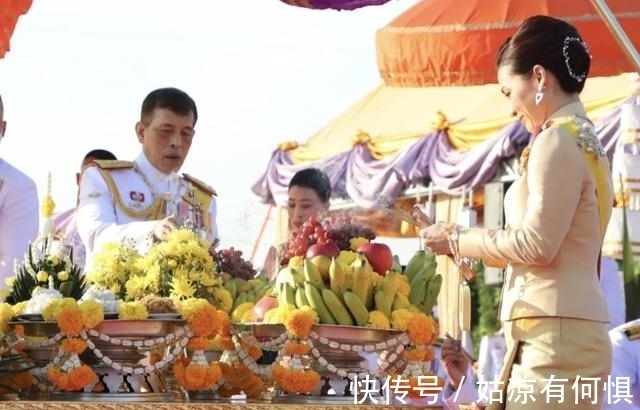 王后@苏提达待遇全面下降,身穿旧礼服实在寒酸,不及诗妮娜穿金戴银