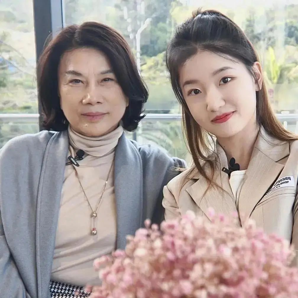 董明珠挑中22岁本科美女当秘书：接班人就该像她这样！看完简历，网友服气了