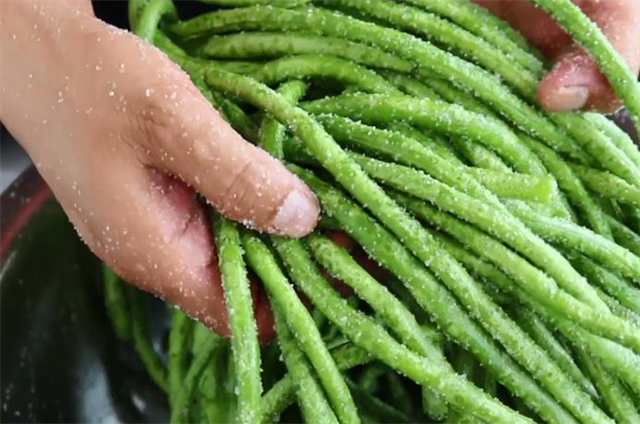 好吃|教你用传统面汤水腌酸豆角做法，2个小技巧，酸脆开胃又好吃