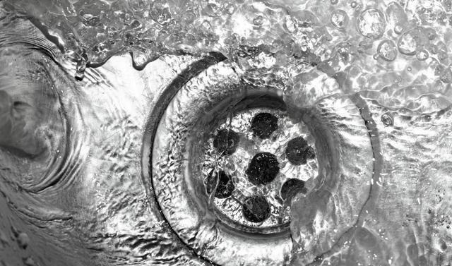 下水道又被油污堵住,别再用热水冲了,一个小妙招,让它顺畅无阻