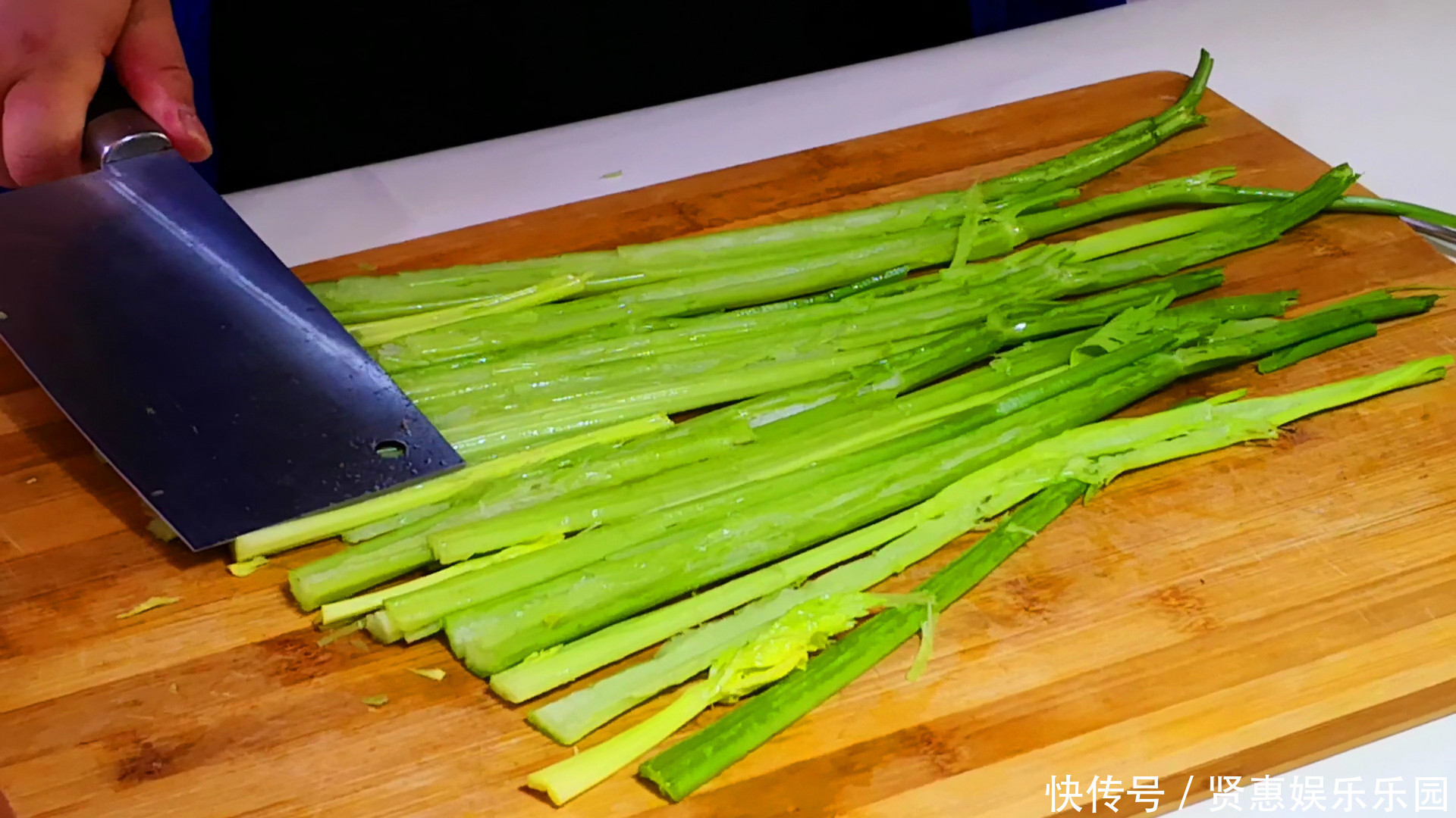  切细|芹菜饺子好吃的调馅方法，鲜美多汁不油腻，越吃越香，上桌一扫光