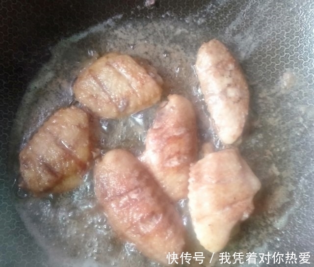 蒜香鸡翅,蒜香浓郁,特别的美味