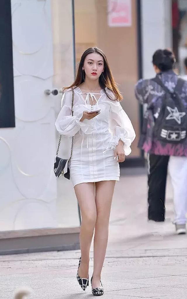 搭配|街拍小姐姐白色短袖搭配牛仔半裙,简约大方很显青春活力的气息