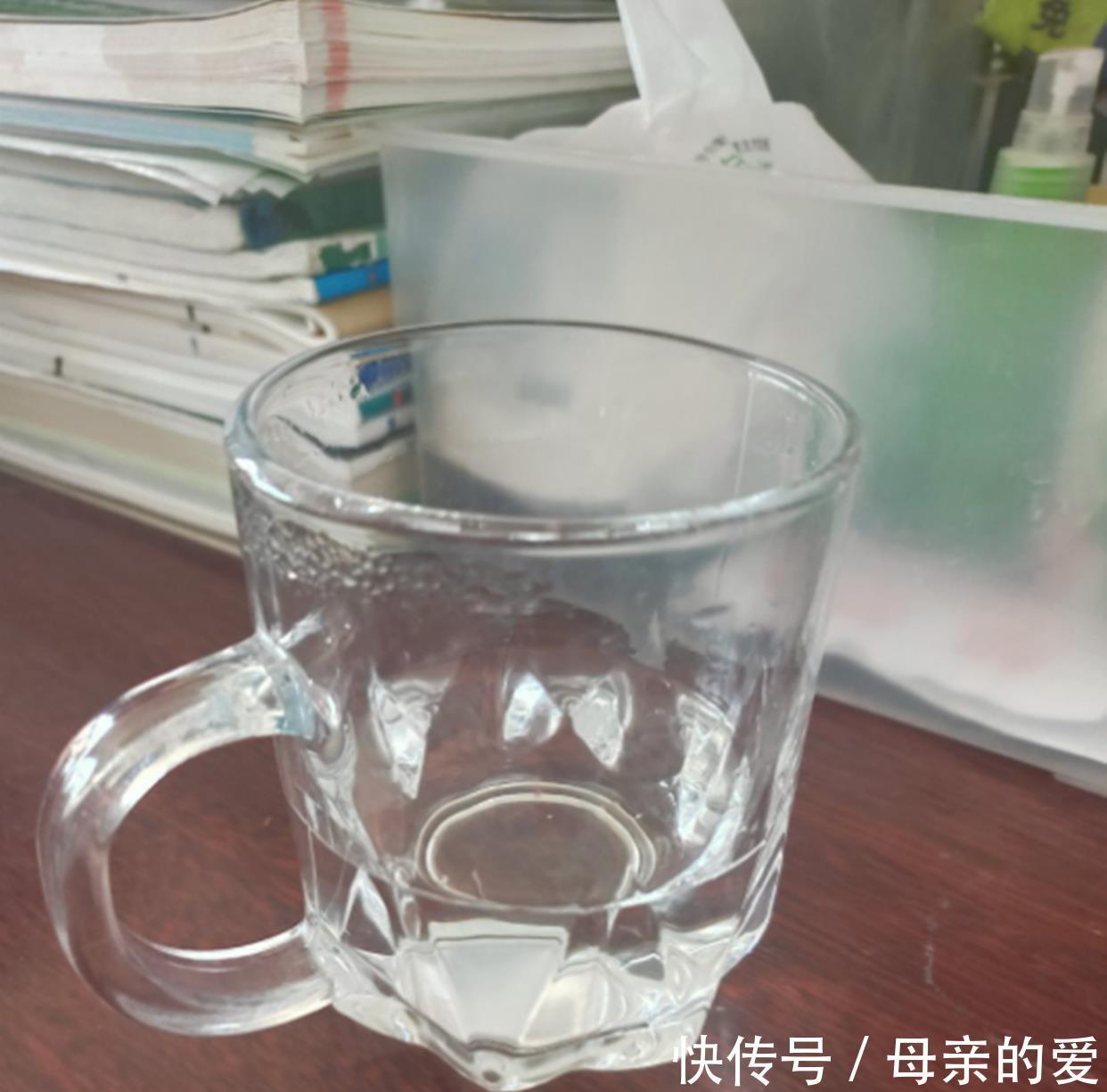 各科老师的茶杯走红，完美诠释了“就地取材”，老师们真会过日子