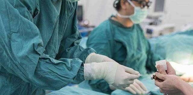 正在手术中的她，突然对医生喊道：我上不来气了，麻到脖子了