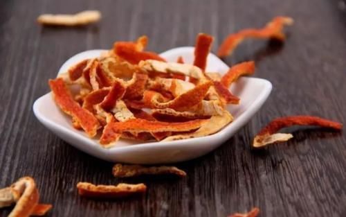 炖羊汤时,多加“红白黄”3色,羊汤清澈香浓,鲜甜可口,没膻味