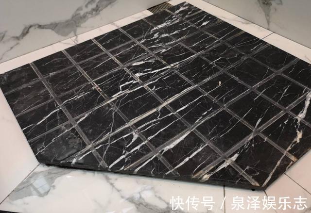 打滑|淋浴房排水怎么设计现在更流行拉槽式，排水快不打滑，美观实用