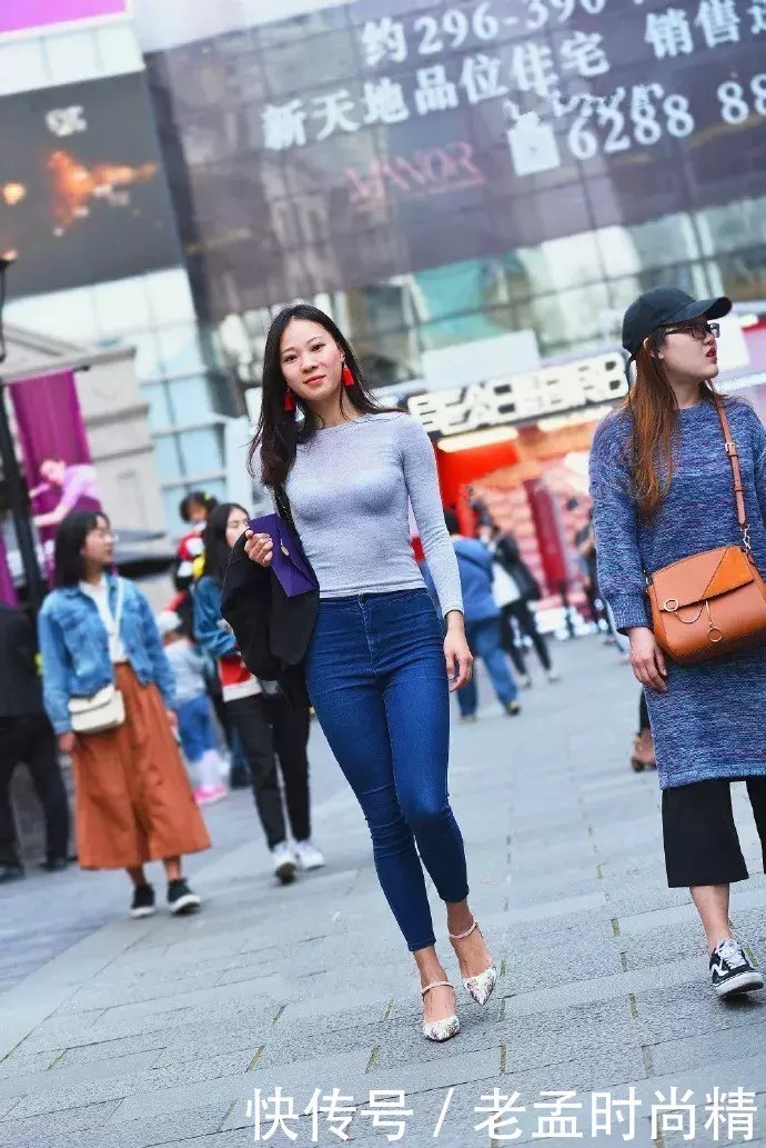 街拍高跟鞋经典搭配,穿出女性的自信与魅力