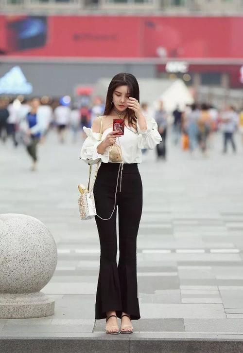 街拍|街拍时尚组图：女性搭配时尚高跟鞋，让自己身上散发出迷人的气息