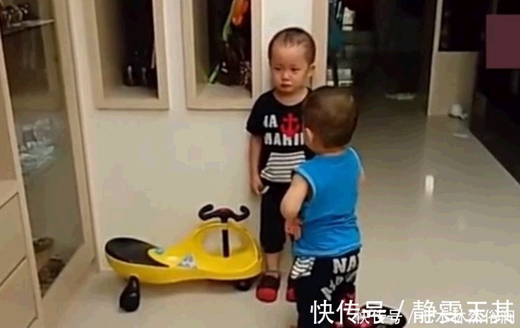 二胎政策|大宝哥哥被罚站,2个双胞胎弟弟的反应,妈妈在卧室看到偷笑