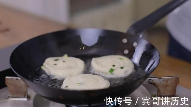 排队4个小时才能吃到的网红葱油饼，只要简单几步在家就能做