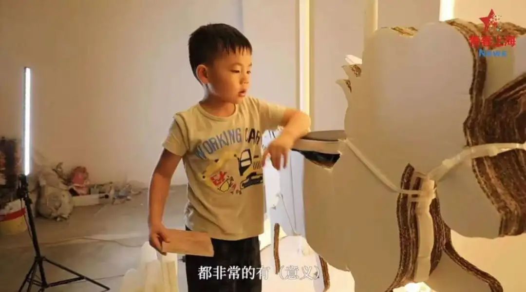 孩子|太梦幻了！上海这位爸爸给孩子亲手造了一座旋转木马！能亮灯还能坐上去转