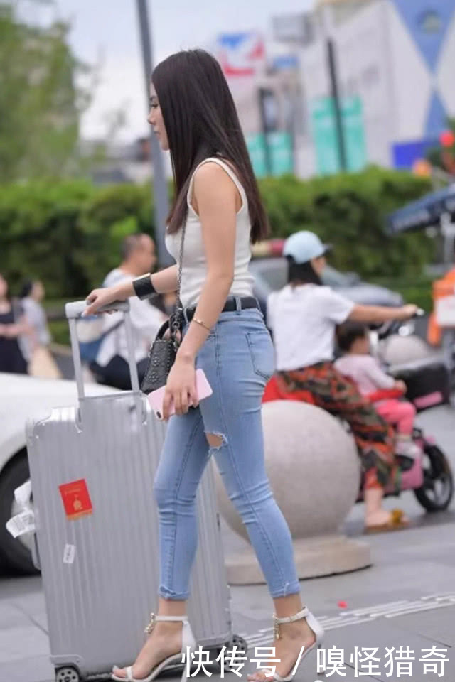街拍美女:小姐姐经典“蓝白配”,牛仔裤配背心时髦又简单