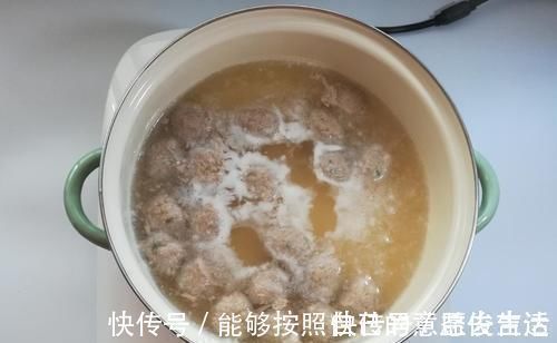 做肉丸不要再放淀粉了，换成它，做出来的肉丸鲜嫩弹牙，还不散