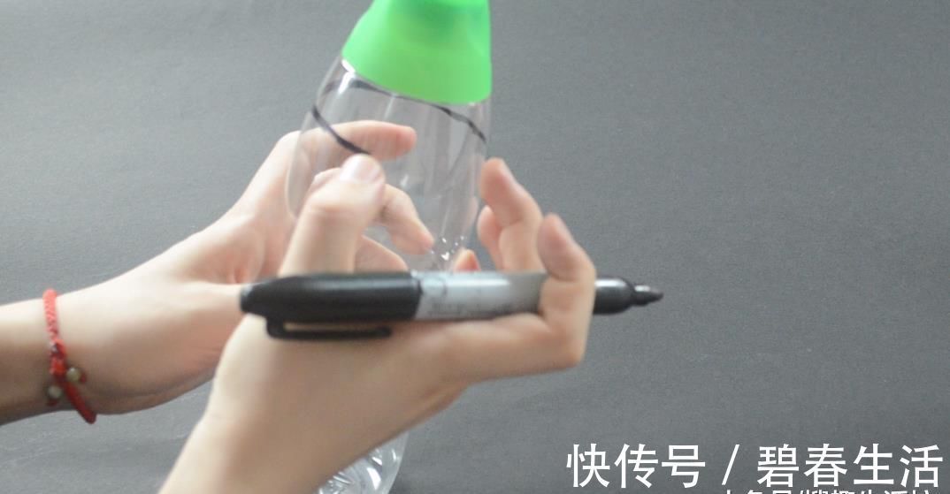 塑料瓶别再丢了, 剪几刀, 放在厨房有大用处, 家家户户都用得到