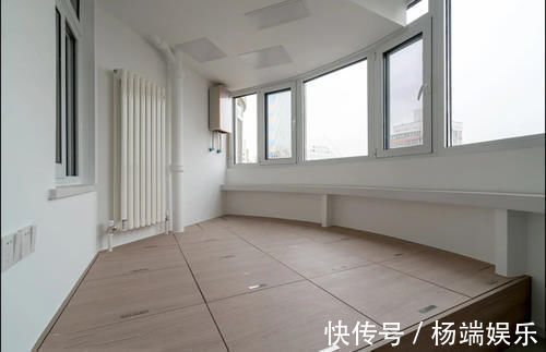 客厅|还是老公机智,阳台客厅之间装个隔断墙,空间宽敞不止一点点!