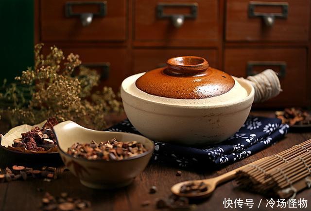 3味草药,睡前喝一口,守住体内阳气,脾胃也好了