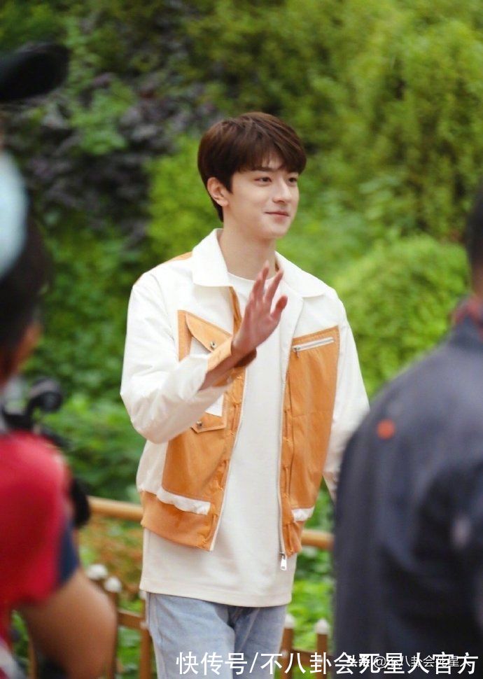 《奔跑吧》开播,“蔡徐坤接班人”长相帅气秒变团宠,镜头还很多