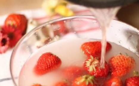 些水果|洗水果别只会用水洗,不妨加点“它”,洗得更干净,吃着更放心