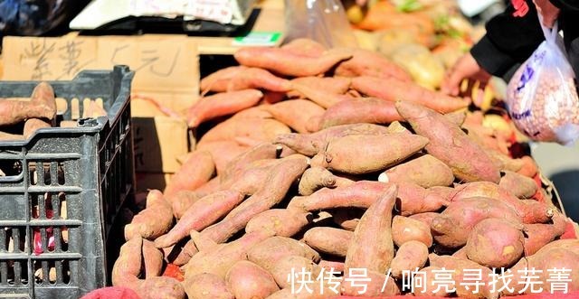 金秋逛农村大集,大葱白菜萝卜土豆热销,山货也很多!