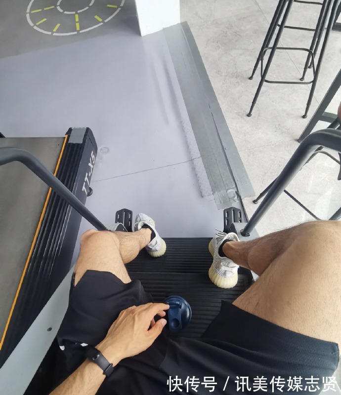 人鱼|肌肉小哥被迫营业，胸肌发达，人鱼线漂亮，太好看了！