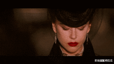 女生涂口红时，千万别有这3个习惯，不然再贵的口红都掉色沾杯