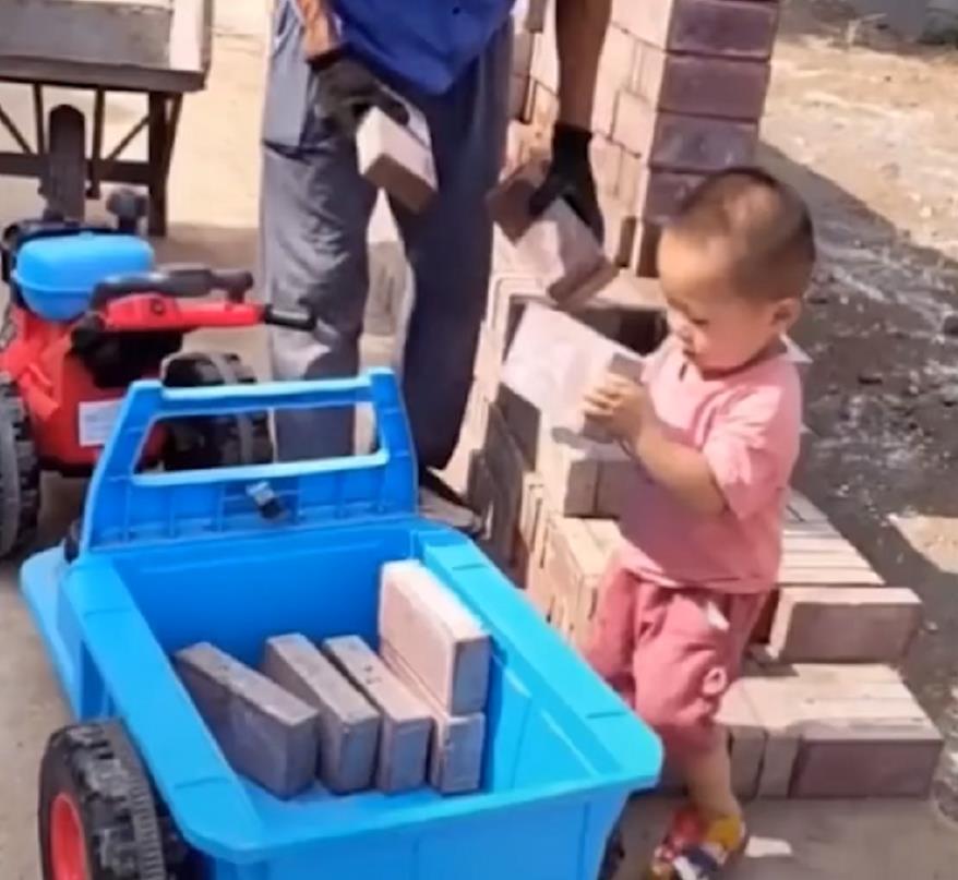 拖拉机|孩子跟爷爷住了三个月,再见时爸妈认不出,网友:论车技自愧不如