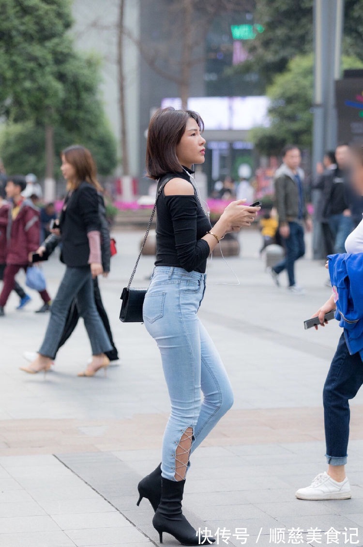 上衣|美女穿搭:出镜率超高的牛仔裤,搭配一件搂肩上衣,身形充满线条感