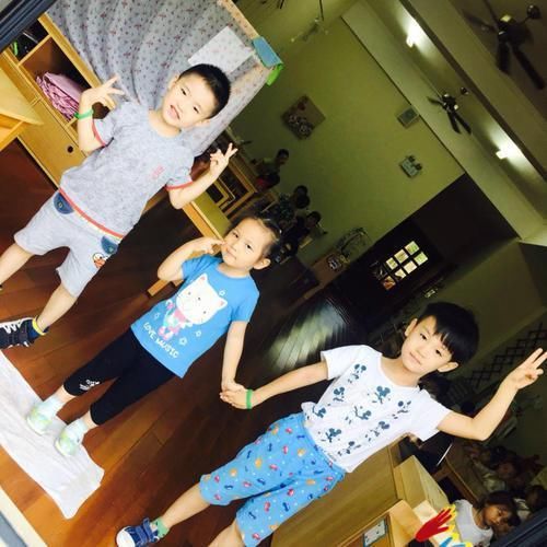 抱抱|小班姑娘哭鼻子，泪眼汪汪到中班找哥哥“抱抱”网友：太有爱了