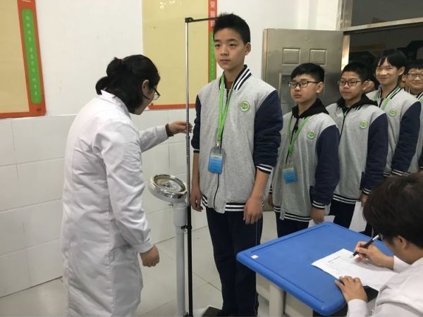 孩子|15岁男孩身高已有180，儿科：3种食物或是“长高王”