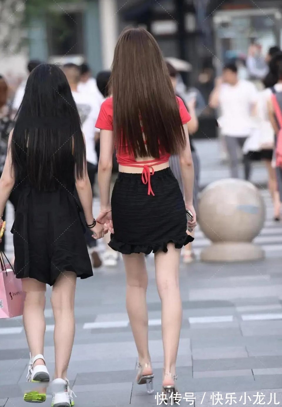 身段|美女身穿红色的短袖和黑色的短裙,一看就知道很懂穿搭
