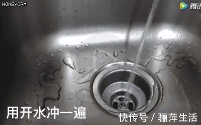 冲刷|下水道堵了,她随手丢进两块药片,不到1分钟就疏通了