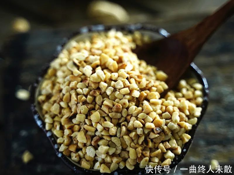 养花技巧1粒花生丢水里,比绿萝好看100倍,沤肥又能做菜