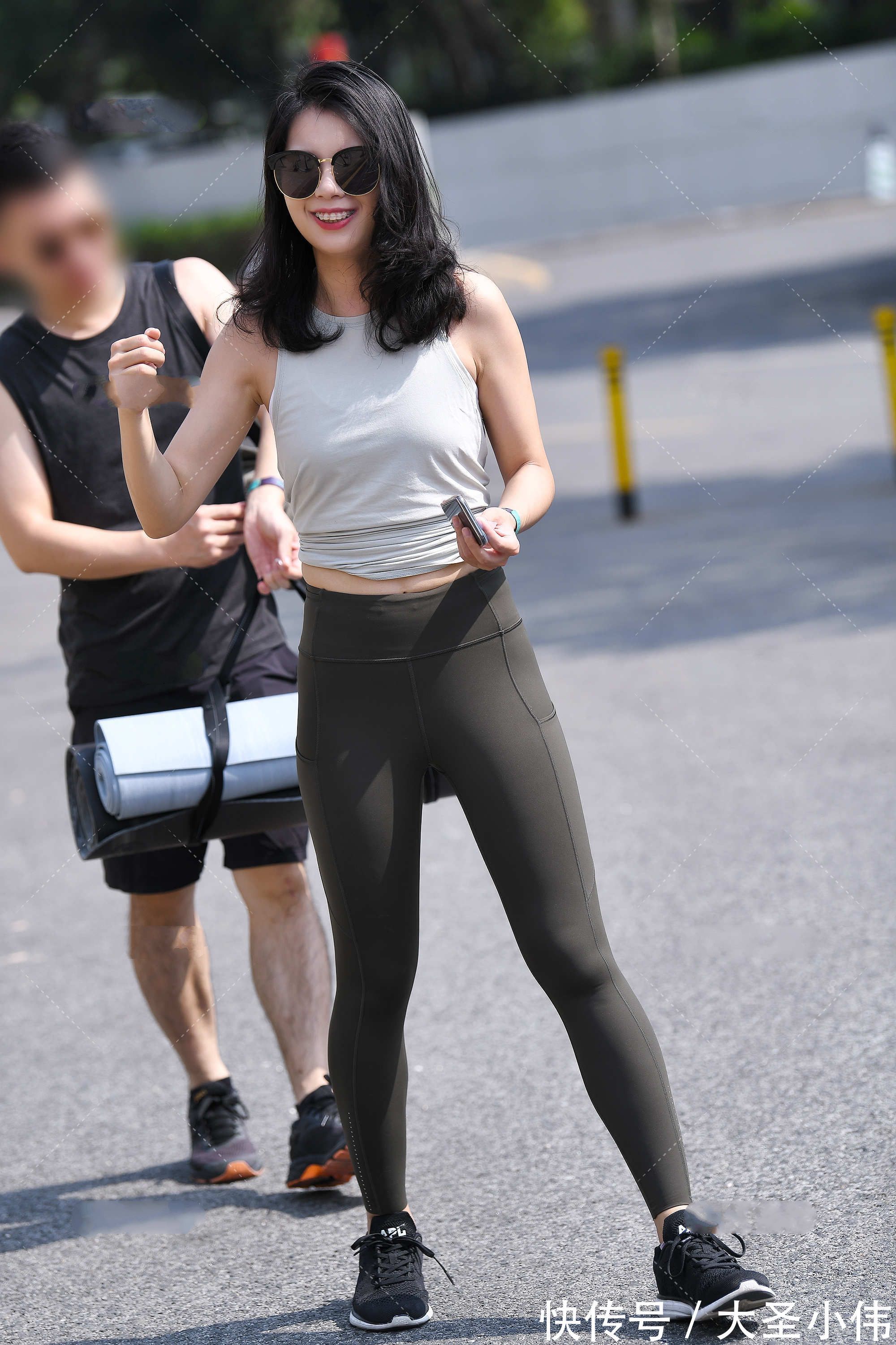 瑜伽裤|美女街拍:41岁小姐姐真会穿,穿草绿色瑜伽裤配无袖背心,身材比例很协调