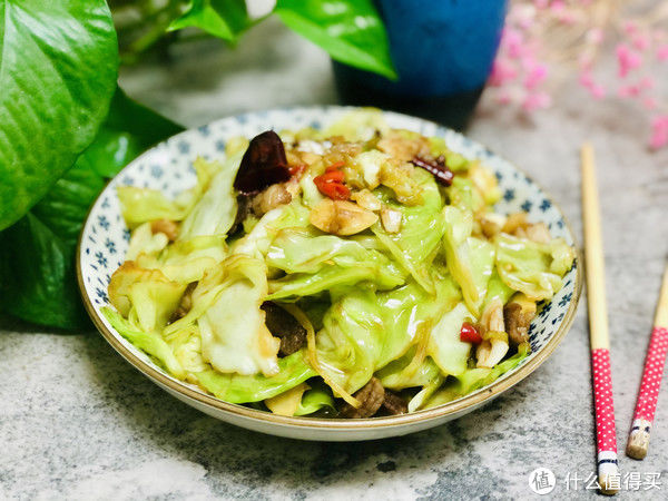 干辣椒|做手撕包菜，应该焯水还是过油？教你正确做法，爽脆清甜还不出水
