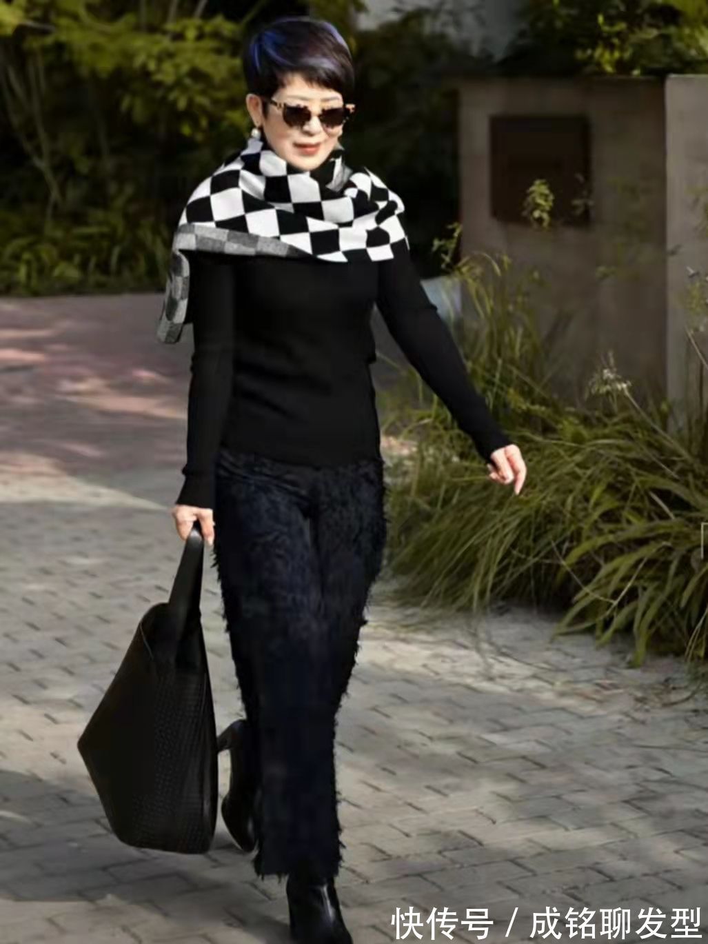 焦糖色|60岁而不老,她利落短发搭配得体穿搭,高雅时尚,看不出真实年龄