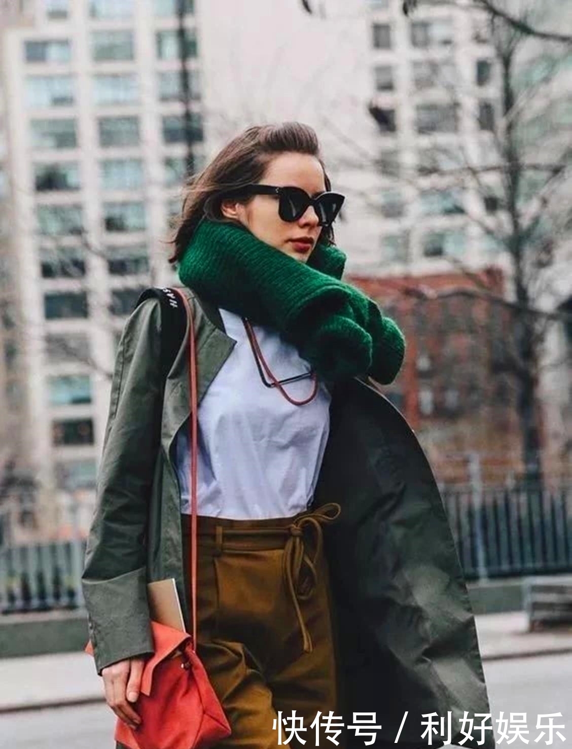 洋气的围巾戴法,抖音上非常的流行,爱美女生都这样围