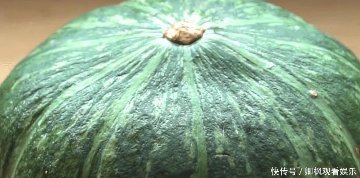 育儿|孩子爱吃的油焖南瓜,简单4步就能上桌,软糯美味,好吃又营养