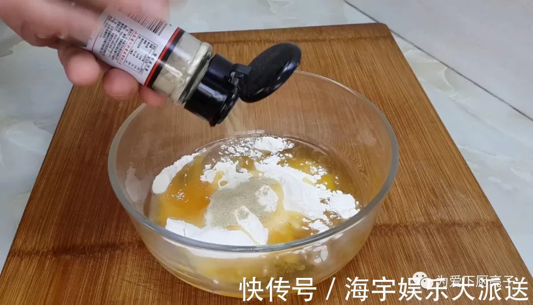 零食|孩子想吃零食不用买，擀一擀切一切，出锅比麻花都好吃，太香了