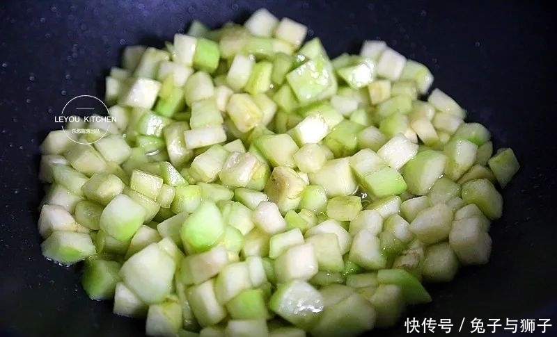 纯素馅大包子,比肉馅的汤汁丰富,吃着更香