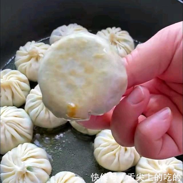 饺子皮|天热我就爱吃这种包子，简单省力，一煎就可以，一周吃六次都不腻