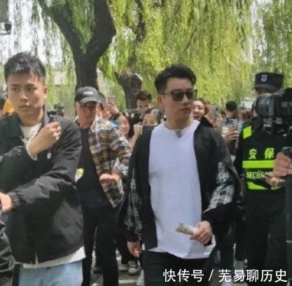 《奔跑吧》路透生图来袭,baby穿娃娃领明艳动人,郑恺搭公交甜蜜追妻