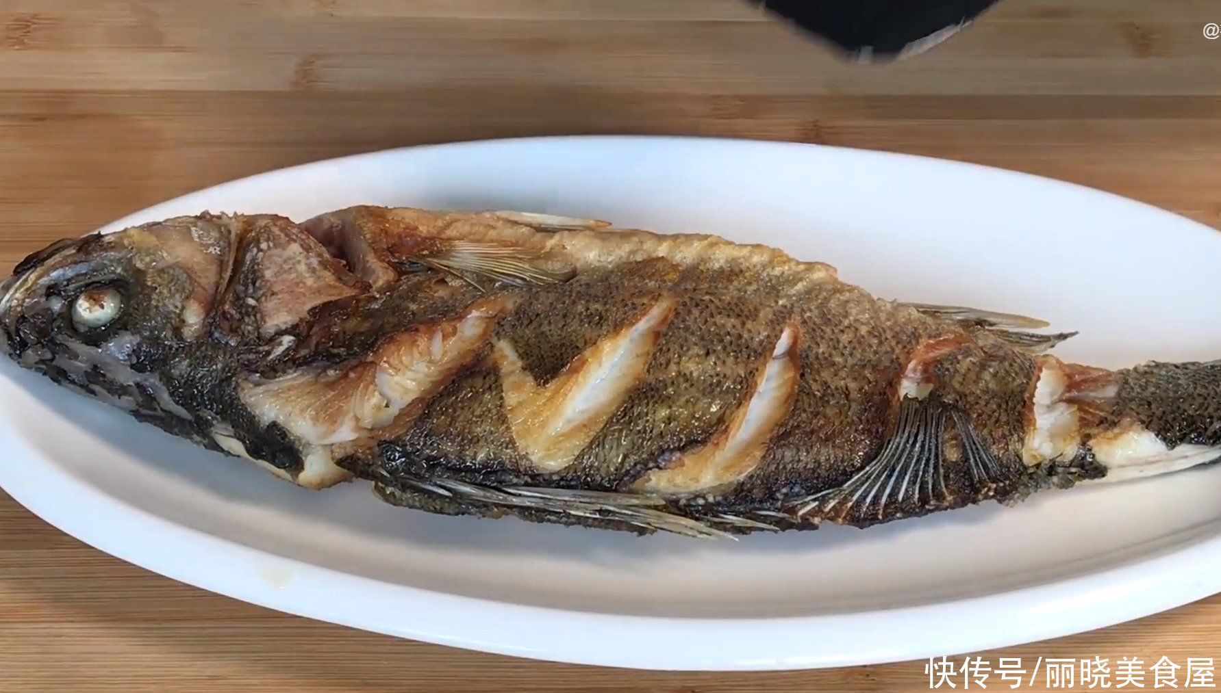 不管煎什么鱼,切记不要直接下锅,教你一招,不粘锅不掉皮