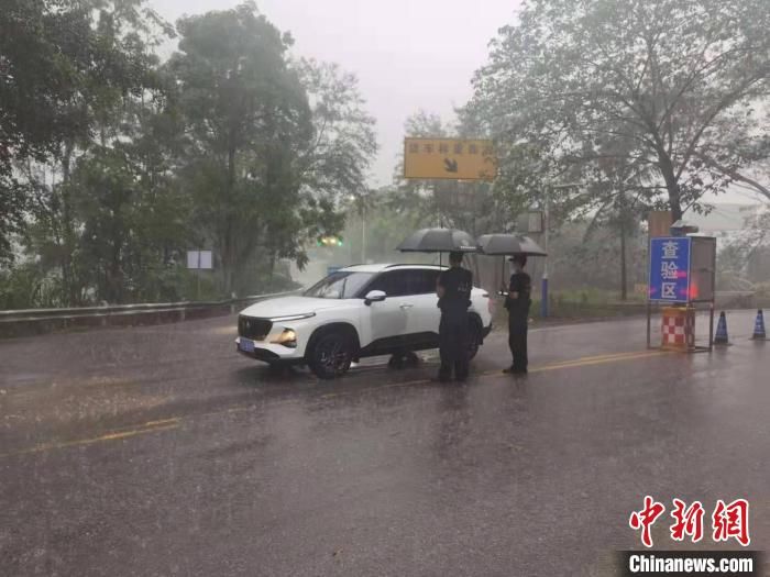 边境|中越边境风雨执勤人：守住国门就是守住家