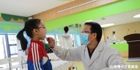 3岁男孩误食502胶水，妈妈下意识动作，获医生称赞平时没少读书